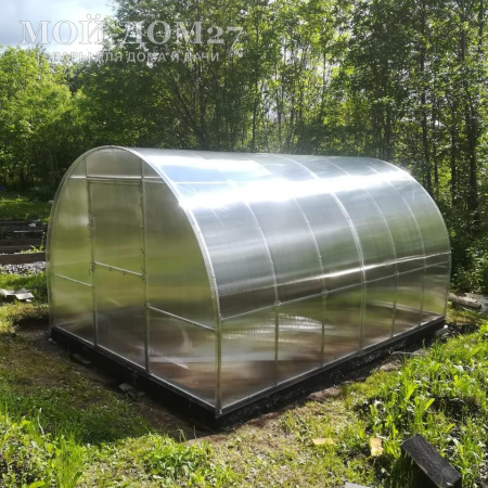 Теплица Восточная Усиленная 4 метра с поликарбонатом | Мой-Дом27 | Каркас изготовлен из оцинкованной замкнутой трубы 20*20 мм.<br>
 Ширина - 3&nbsp;метра. Высота - 2,1 метра. Длина 4 метра.&nbsp;<br>
 Выдерживаемая снеговая нагрузка - 150 кг/м2. Выдерживаемая ветровая нагрузка - до 20 м/с.<br>
 Расстояние между дугами 0,65&nbsp;метра.&nbsp;Толщина металла дуг 1,2 мм.&nbsp;Ширина двери 0,96 метра.<br>